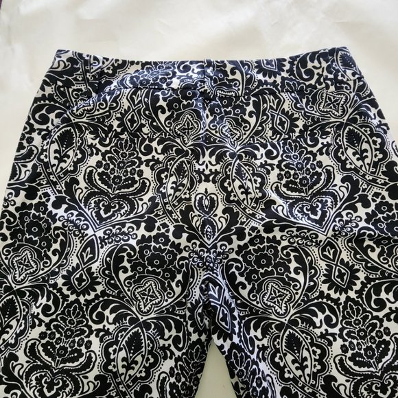 Ann Taylor Black & White Floral Paisley Printed Mid Rise Slim Pants - Picture 2 of 5
